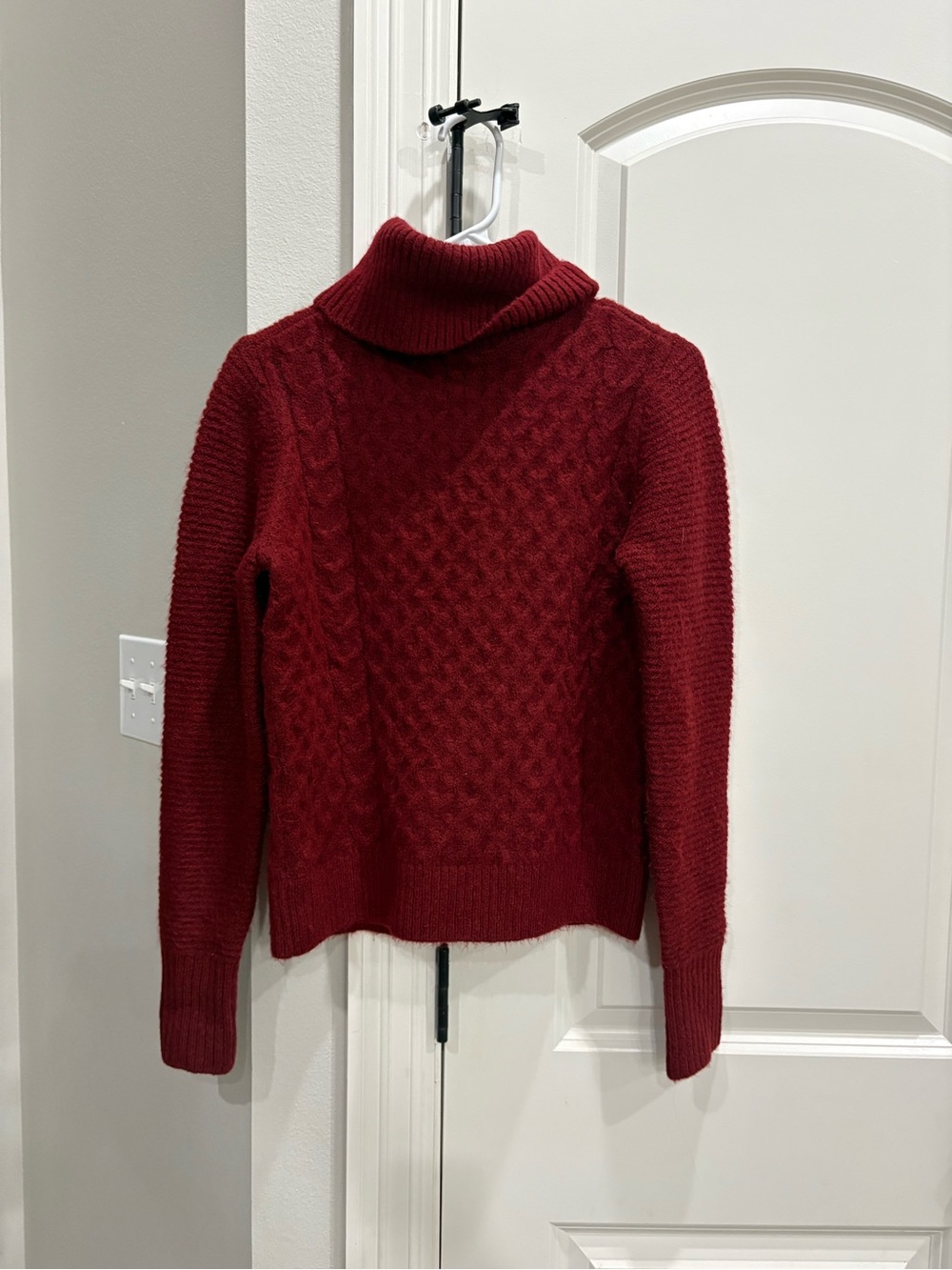 a loves a Burgandy turtle neck cable knit sweater in extra small GUC